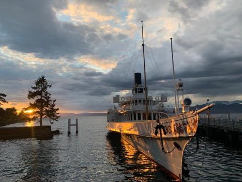 un bateau est amarré à un quai dans l'eau dans l'établissement Superbe appartement dans la marina du Bouveret, à Port-Valais