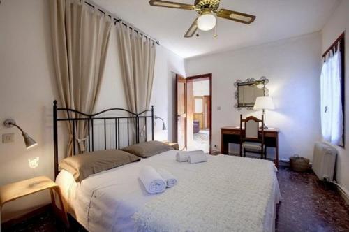 1 dormitorio con 1 cama con 2 toallas en Ca Guardiani, en Venecia