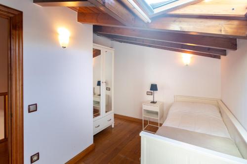 a bedroom with a bed and a skylight at Casa Rural La Escallada in Turanzas