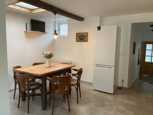 Kuchyň nebo kuchyňský kout v ubytování Apartmány Žlutý domeček