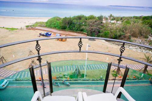 墾丁的住宿－艾比莎渡假旅店，享有海滩和海洋景致的阳台