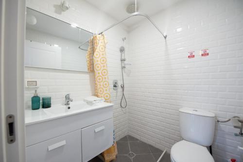 Baño blanco con aseo y lavamanos en PORT CITY HAIFA - Bat Galim 20m from the beach en Haifa