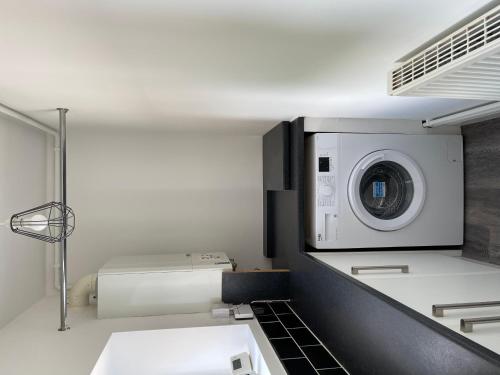 a kitchen with a washer and dryer in a room at Impeccable 2-Bed Apartment in Eastbourne in Eastbourne