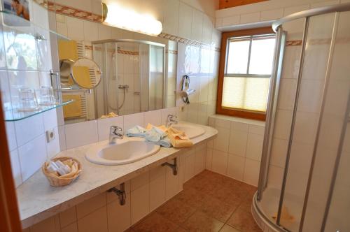 a bathroom with a sink and a shower at Hansbauerhof in Rattendorf