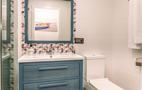 La salle de bains est pourvue d'une armoire bleue et d'un miroir. dans l'établissement 2 Bedroom Lovely Home In Isla Cristina, à Isla Cristina