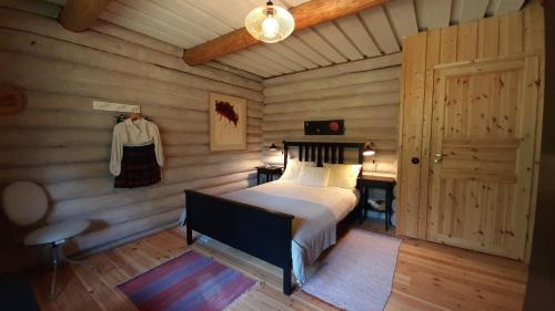 Raistiko Talu- Farmhouse, off-grid cabin and moreにあるベッド
