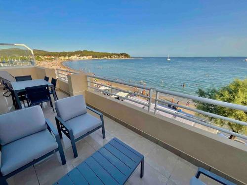 d'un balcon avec des chaises et une vue sur la plage. dans l'établissement Le Panorama, à La Seyne-sur-Mer