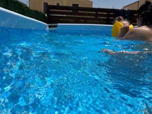 un grupo de personas en una piscina en La Pergola en Custonaci