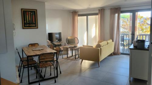 un salon avec un canapé, une table et des chaises dans l'établissement Dune des Landes, à Lacanau-Océan