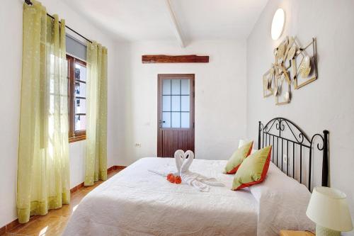 ein Schlafzimmer mit einem Bett mit einem Hasen drauf in der Unterkunft los diablitos 3c in San Juan de la Rambla