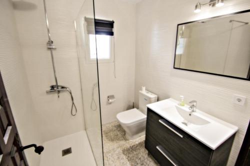 Kúpeľňa v ubytovaní Blanca - vacation villa with panoramic sea views and private pool in Benissa