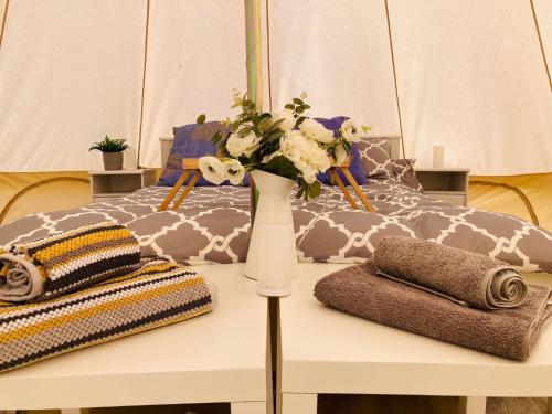 Ένα ή περισσότερα κρεβάτια σε δωμάτιο στο Twinkle Bell 4, Luxury Bell Tent with Firepit