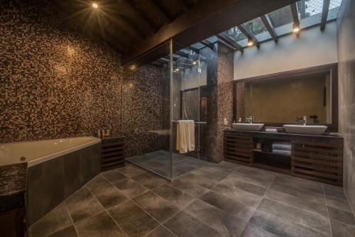 a bathroom with two sinks and a bath tub and a tubermott at Uga Residence in Colombo