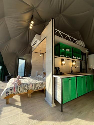 een slaapkamer in een tent met een bed en een wastafel bij Глемпінг Едельвейс in Oryavchyk