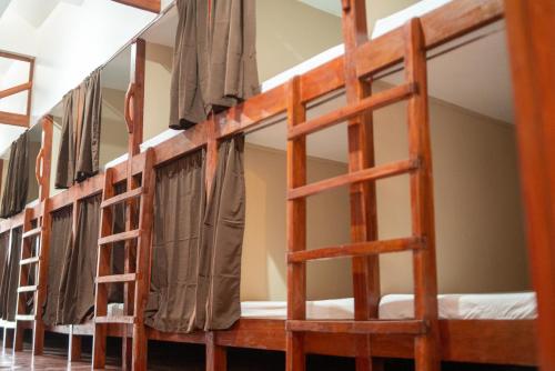 CocoRico Hostel emeletes ágyai egy szobában