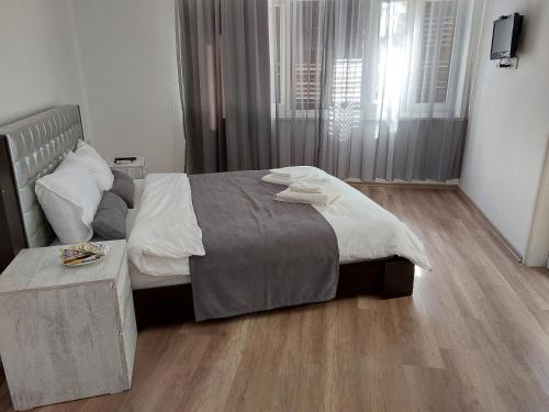 um quarto com uma cama grande e piso em madeira em Secret garden no:01 em Famagusta