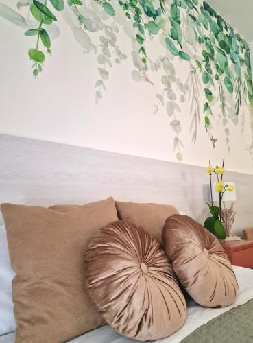 two pillows sitting on top of a couch at TraMonti Apartments in Poggio Picenze