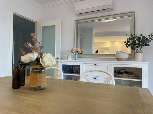 uma sala de jantar com uma mesa e um espelho em Apartamento Calma Beach Home em Torremolinos