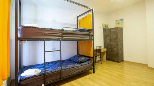 Cette chambre comprend deux lits superposés et un bureau. dans l'établissement 4 Bedroom Apartment on Liberty Square, à Tbilissi