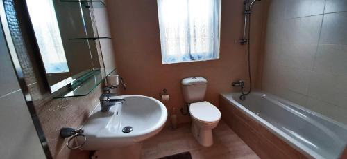 La salle de bains est pourvue d'un lavabo, de toilettes et d'une baignoire. dans l'établissement Da Vinci 3 bedroom Apartment, à Mellieħa