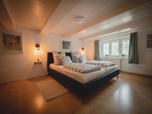 - une chambre avec un lit dans une pièce dotée d'une fenêtre dans l'établissement Ferienhaus Siebenfelsen, à Elzach