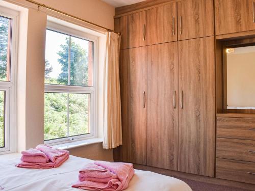 a bedroom with two pink towels on a bed at Grosmont Apartment in Commondale