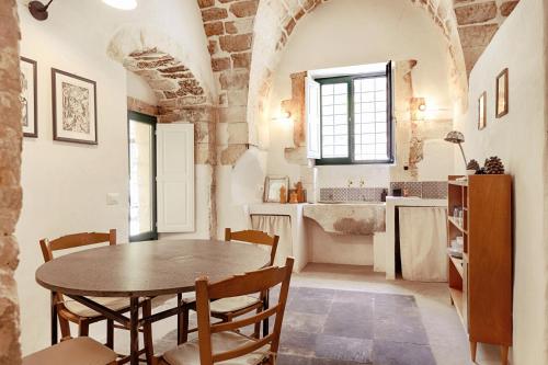 a kitchen and dining room with a table and chairs at Dammusi Beneventano in Scicli