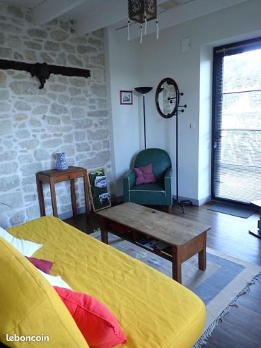 une chambre avec un lit, une table et une chaise dans l'établissement Ty Yé, à Sarzeau