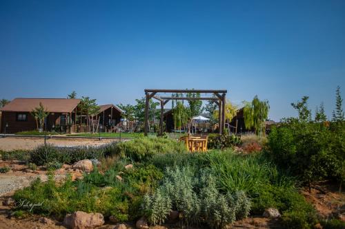 un jardín con cenador y parque infantil en ווילו בערבה, en ‘En Yahav