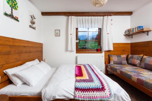 un dormitorio con una cama y un sofá en Privat Bachledova dolina, en Ždiar