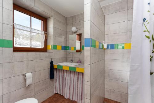 Un baño con lavabo y ventana. en Privat Bachledova dolina, en Ždiar