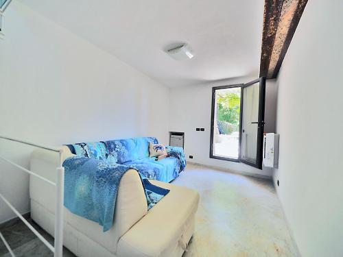 uma sala de estar com um sofá e uma janela em Casa Ginestra em Lerici