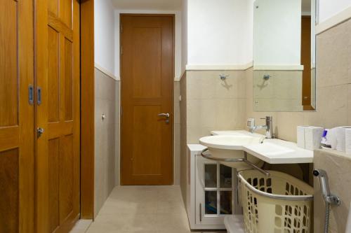 a bathroom with a sink and a mirror at Deluxe 1bedroom Hua Hin Seaview Beachfront Project in Ban Bo Fai