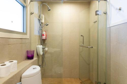 a bathroom with a glass shower with a toilet at Deluxe 1bedroom Hua Hin Seaview Beachfront Project in Ban Bo Fai