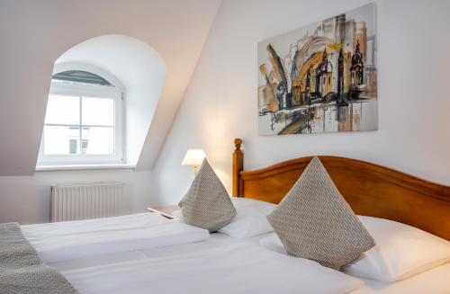 a bedroom with a bed and a window at Hotel am Mirabellplatz in Salzburg