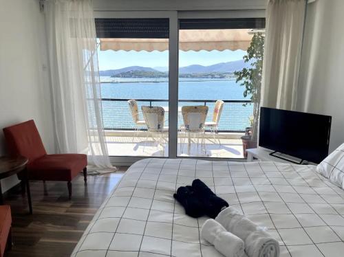 Marine Apartment with sea & port view!