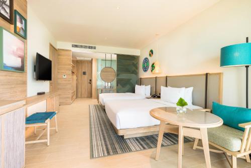 a hotel room with a bed and a table at Holiday Inn Resort Samui Bophut Beach by IHG in Bophut 