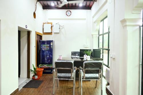 - une salle à manger avec une table et deux chaises dans l'établissement The Hotel Ambassador Inn, à Varanasi