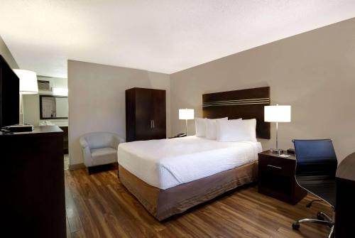 Ένα ή περισσότερα κρεβάτια σε δωμάτιο στο Days Inn by Wyndham Vernon