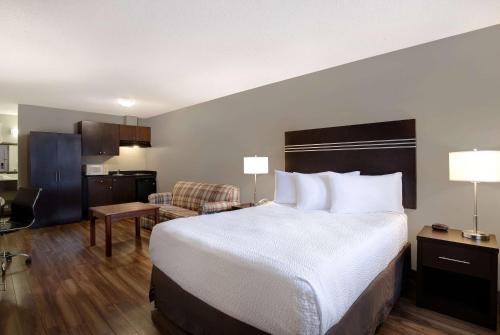 Ένα ή περισσότερα κρεβάτια σε δωμάτιο στο Days Inn by Wyndham Vernon