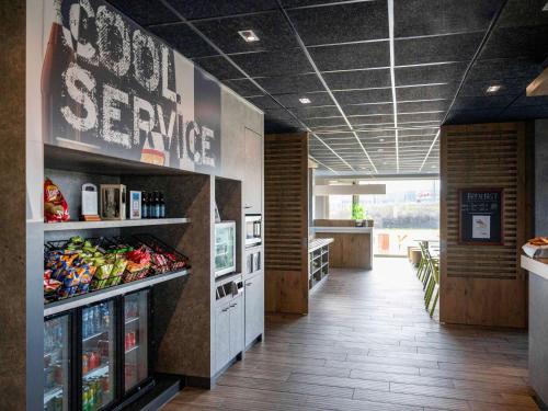 ein Restaurant mit einem Kühlraum-Kühlschrank-Kühlschrank-Kühlschrank-Sauna- in der Unterkunft ibis budget Oostende Airport in Ostende