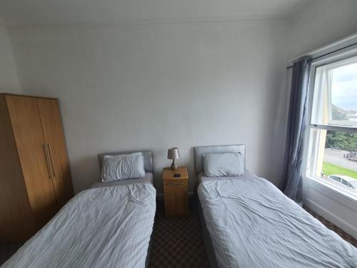 Postel nebo postele na pokoji v ubytování Highlander Hotel