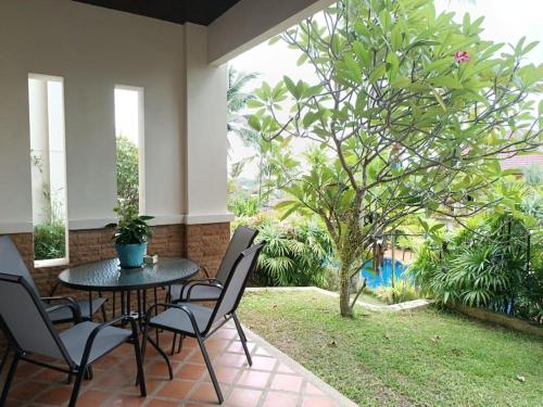 Zahrada ubytování Maenam Hills Samui