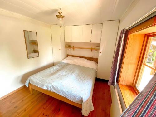 ein kleines Schlafzimmer mit einem Bett und einem Fenster in der Unterkunft Beautiful 4-5 persons Cottage in Alvdalen in Älvdalen