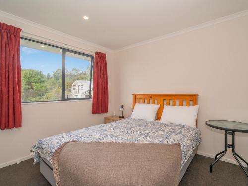 Postel nebo postele na pokoji v ubytování Manuka Lodge - Tairua Holiday Home