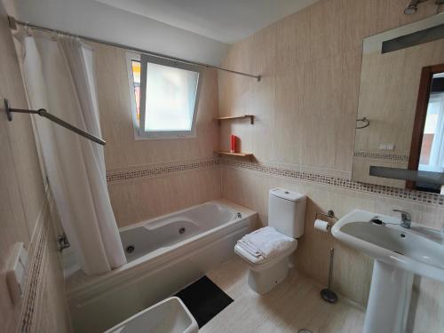 ein Badezimmer mit einer Badewanne, einem WC und einem Waschbecken in der Unterkunft GRAN ATICO en EL CENTRO CERCA DE LA PLAYA in Fuengirola