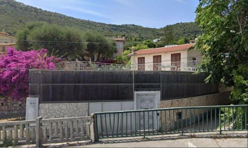 EDEN CAP : A delightful villa lodges 11 adults just one km away from Monte Carlo station في بوسولاي: مبنى فيه بوابة وسياج