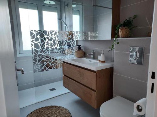 a bathroom with a sink and a shower at Maison calme et chaleureuse in Châlette-sur-Loing