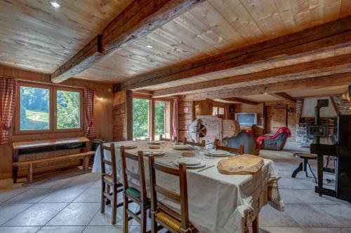 une salle à manger avec une table et un piano dans l'établissement Chalet Panoramique, à Flumet