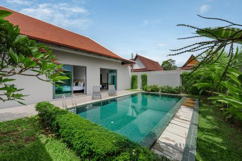 - une piscine dans l'arrière-cour d'une villa dans l'établissement Radi Villa x GoldStar, à Bang Tao Beach